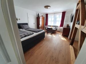 Giường trong phòng chung tại Historisches Ambiente im Fürstenbahnhof Lübstorf