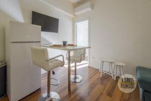 a kitchen with a table and chairs and a refrigerator at Downtown Apt 1hab para 3pax en la Plaza de Chueca in Madrid