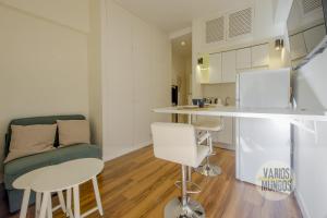 a small kitchen with a counter and a table and chairs at Downtown Apt 1hab para 3pax en la Plaza de Chueca in Madrid