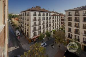 een uitzicht over een straat met gebouwen bij Downtown Apt 1hab para 3pax en la Plaza de Chueca in Madrid
