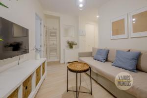 a living room with a couch and a table at Centrico and Cozy Apt para 9pax en Calle San Dimas in Madrid