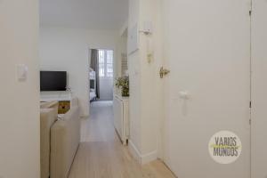 a white room with a sink and a television at Centrico and Cozy Apt para 9pax en Calle San Dimas in Madrid