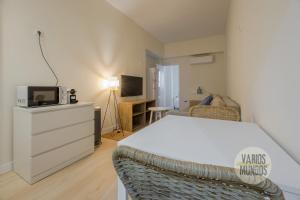 1 dormitorio con 1 cama y TV en una habitación en Cozy Apt 1hab para 4 pax en la Plaza de Chueca, en Madrid