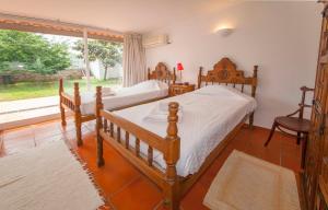 2 Betten in einem Zimmer mit Fenster in der Unterkunft D10 - Ferragudo Townhouse in Ferragudo