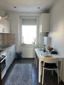 een kleine keuken met een tafel en een raam bij Appartement des 3 frontières in Saint-Louis