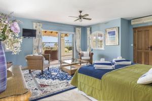 1 dormitorio azul con 1 cama y sala de estar en La Manga Club Resort - Individual Villa 524, en Atamaría