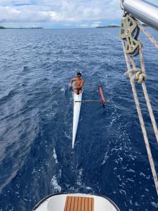 un homme est en kayak dans l'eau dans l'établissement TIVA Catamaran MOOREA, à Moorea