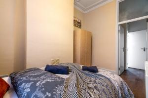 A bed or beds in a room at LiveStay Cozy One Bedroom Apartment in Brixton