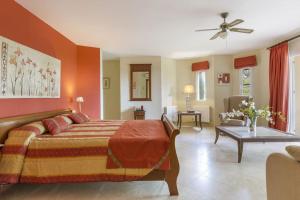 1 dormitorio con 1 cama y sala de estar en La Manga Club Resort - Individual Villa 524, en Atamaría
