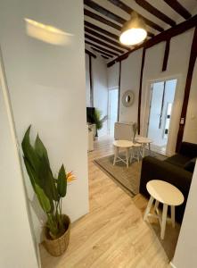 a living room with a couch and a table at Centrico Apt 7pax en Anton Martin-Centro in Madrid