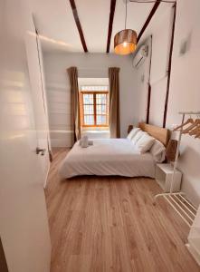 a bedroom with a bed and a window at Centrico Apt 7pax en Anton Martin-Centro in Madrid