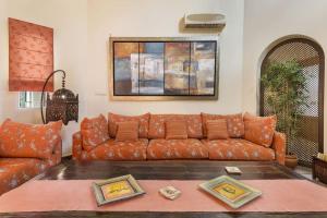 - un salon avec un canapé en cuir brun dans l'établissement La Manga Club Resort - Individual Villa 439, à Atamaría