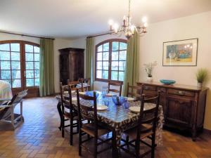 - une salle à manger avec une table et des chaises dans l'établissement La Palmyre - MAISON INDIVIDUELLE - PARC de la RESIDENCE - WIFI, aux Mathes