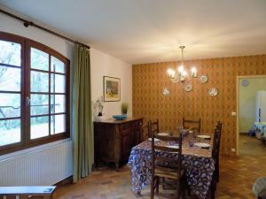 a dining room with a table and a window at La Palmyre - MAISON INDIVIDUELLE - PARC de la RESIDENCE - WIFI in Les Mathes