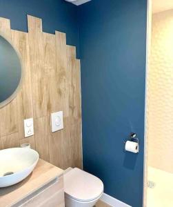 Un baño con un inodoro blanco y un lavabo. en Villa  L’écho des vagues vue mer, accès plage, en Meschers-sur-Gironde 19 fotos más