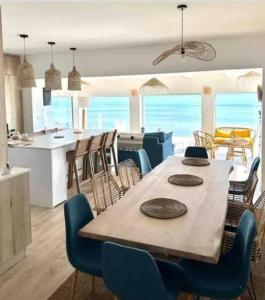Una cocina y un comedor con mesa y sillas. en Villa  L’écho des vagues vue mer, accès plage, en Meschers-sur-Gironde