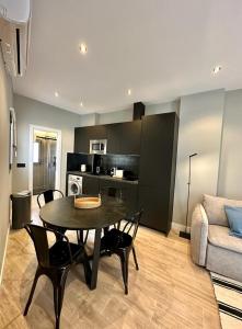 a living room with a table and a couch at Central Apt de 2hab para 5pax en Calle Silva E2 in Madrid