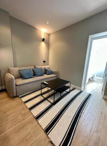 a living room with a couch and a table at Central Apt de 2hab para 5pax en Calle Silva in Madrid
