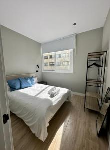 a bedroom with a bed with blue pillows and a ladder at Central Apt de 2hab para 5pax en Calle Silva E2 in Madrid