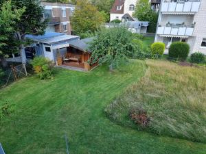 una vista aérea de un patio con una casa en Stay aWhile Apartment 5 Min zum GOP, BALI-Therme, HDZ & Klinik Nähe, Netflix, en Bad Oeynhausen
