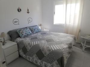 ein weißes Schlafzimmer mit einem Bett und einem Fenster in der Unterkunft Bosmar Bosc 5-A in Pals