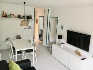 a living room with a table and a tv and a living room at Bosmar Bosc 5-A in Pals