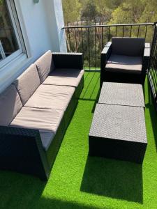 zwei Sofas auf einem Balkon mit grünem Gras in der Unterkunft Bosmar Bosc 5-A in Pals