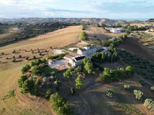 eine Luftansicht eines Hauses auf einem Feld in der Unterkunft Tenuta Coppa Zuccari in Città Sant'Angelo