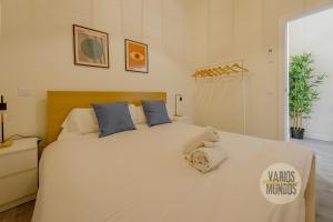 a bedroom with a large white bed with blue pillows at Central&Modern Apt 4Hab para 9p en La Latina in Madrid