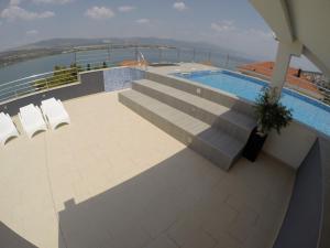 Bazén v ubytování Apartments Exclusive Palace II nebo v jeho okolí