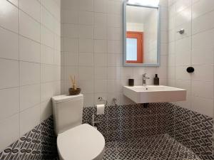 Archipelagos by halu! في مدينة سكياثوس: حمام به مرحاض أبيض ومغسلة