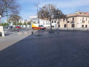 een geplaveide straat met een busje geparkeerd op een parkeerplaats bij Apartamento Andalucía in Córdoba