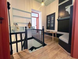 sala de estar con escalera y cama en Archipelagos by halu!, en Skiathos