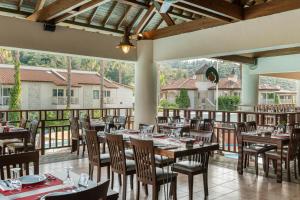 een eetkamer met tafels en stoelen op een balkon bij Aqua Fantasy Aquapark Hotel & Spa - Ultra All Inclusive in Kuşadası