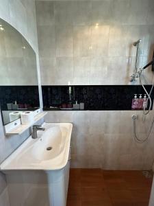 een badkamer met een wastafel en een spiegel bij บ้านบนภู ปากช่อง พลูวิลล่า - with a housekeeper in Ban Lam Thong Lang