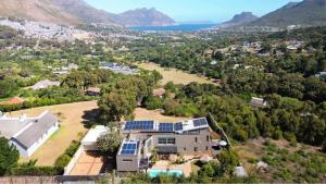 eine Luftansicht eines Hauses mit Sonnenkollektoren in der Unterkunft Pure Guest House in Hout Bay