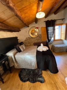 1 dormitorio con 1 cama en una habitación con techos de madera en El Callejon De Andrese, en Loarre