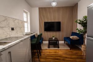 a living room with a sink and a tv at Saxon House, sleeps 5, free parking in London