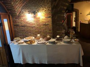 einen Tisch mit Essen auf einem Zimmer in der Unterkunft Tenuta Oliva in Fisciano
