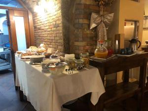 uma mesa com pratos de comida em cima em Tenuta Oliva em Fisciano