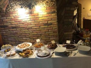 Tenuta Oliva في فيشانو: طاولة عليها بوفيه طعام