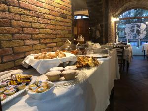 フィシャーノにあるTenuta Olivaのレストランのテーブルに並ぶビュッフェ