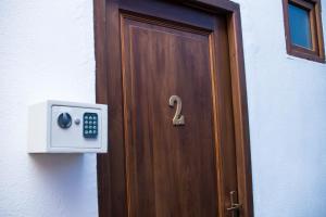 een houten deur met een afstandsbediening ernaast bij Studio Sonia - Tordosan Central - #2 in Sibiu