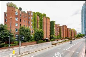 eine leere Stadtstraße mit hohen Gebäuden und einem Motorrad in der Unterkunft US embassy spacious apartment nine elms in London
