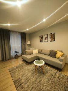 uma sala de estar com um sofá e uma mesa em Maya's Flats & Resorts 42 - Świętej Barbary em Gdansk