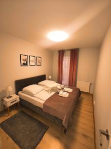 um quarto com uma cama grande com duas toalhas em Maya's Flats & Resorts 42 - Świętej Barbary em Gdansk