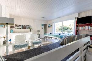ein Wohnzimmer mit Couch und Tisch in der Unterkunft Villa Cap Ferret - Réf 230 in Lège-Cap-Ferret