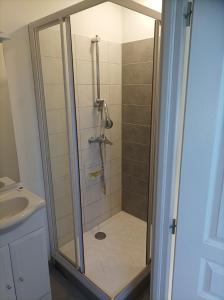 y baño con ducha y puerta de cristal. en Près des etoiles, en Dieppe