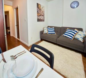 - un salon avec une table et un canapé dans l'établissement Cozy FamilyFriendly Apartment with 2 Bedrooms, à New York