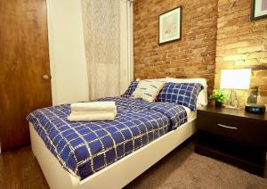 Кровать или кровати в номере Cozy FamilyFriendly Apartment with 2 Bedrooms